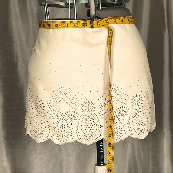 Forever 21 (Large) Laser-Cut Mini Skirt - 2000s Vintage - Picture 8 of 13